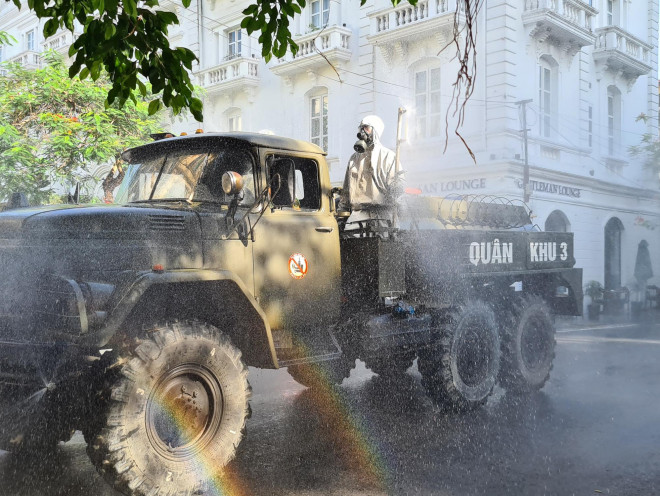 Cận cảnh Hải Phòng bắt đầu phun khử trùng các tuyến đường chính nội đô - 3