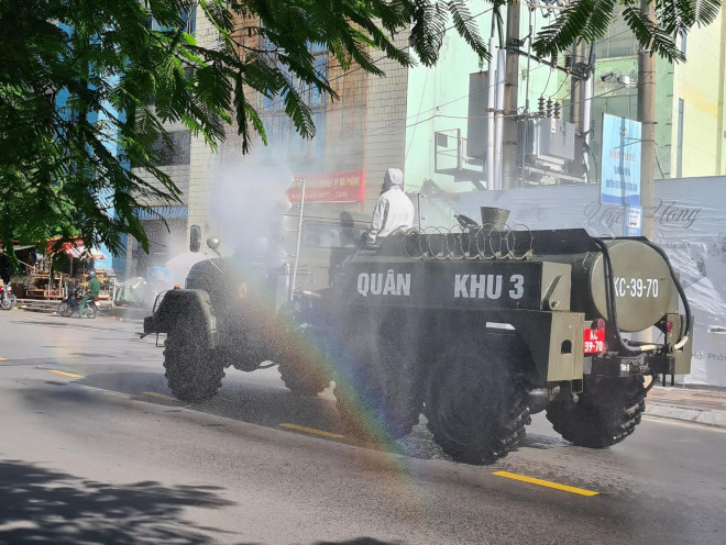 Cận cảnh Hải Phòng bắt đầu phun khử trùng các tuyến đường chính nội đô - 5