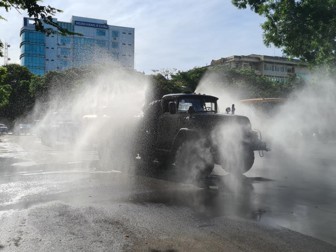 Cận cảnh Hải Phòng bắt đầu phun khử trùng các tuyến đường chính nội đô - 4