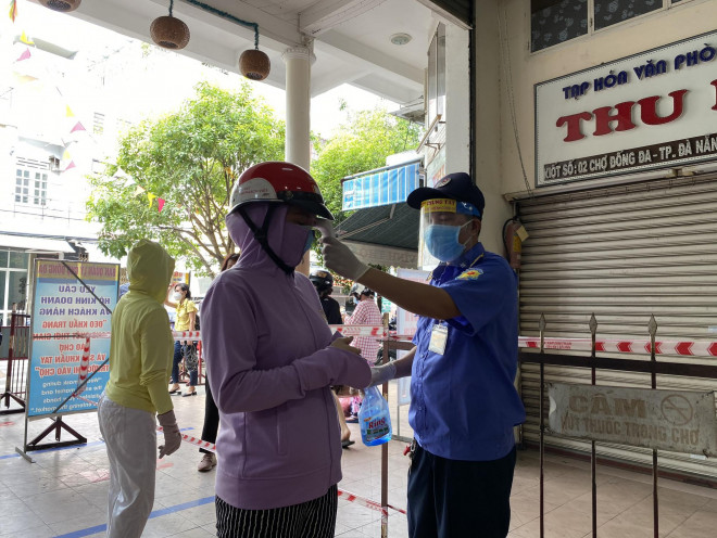Chùm ảnh: Ngày đầu Đà Nẵng thực hiện đi chợ bằng phiếu ngày chẵn lẻ - 6