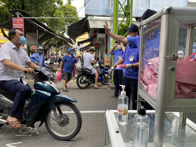 Chùm ảnh: Ngày đầu Đà Nẵng thực hiện đi chợ bằng phiếu ngày chẵn lẻ - 13