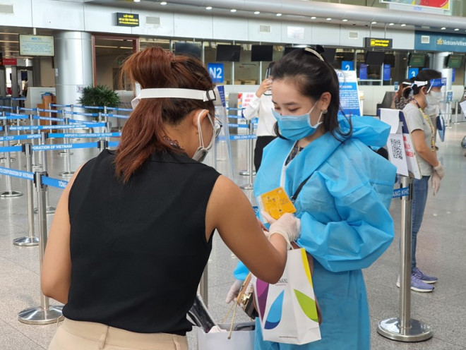 Du khách lên máy bay về quê: 'Đà Nẵng quá tuyệt vời' - 2