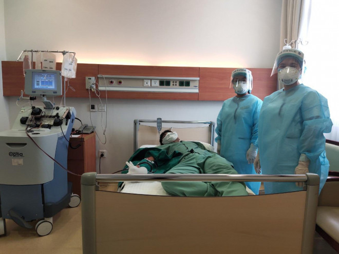 Một người Mỹ bay từ TP.HCM ra Hà Nội hiến huyết tương cứu bệnh nhân Covid-19 - 2