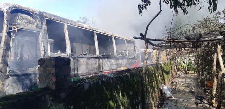 6 ô tô thành "đống phế liệu" trong chốc lát - 3