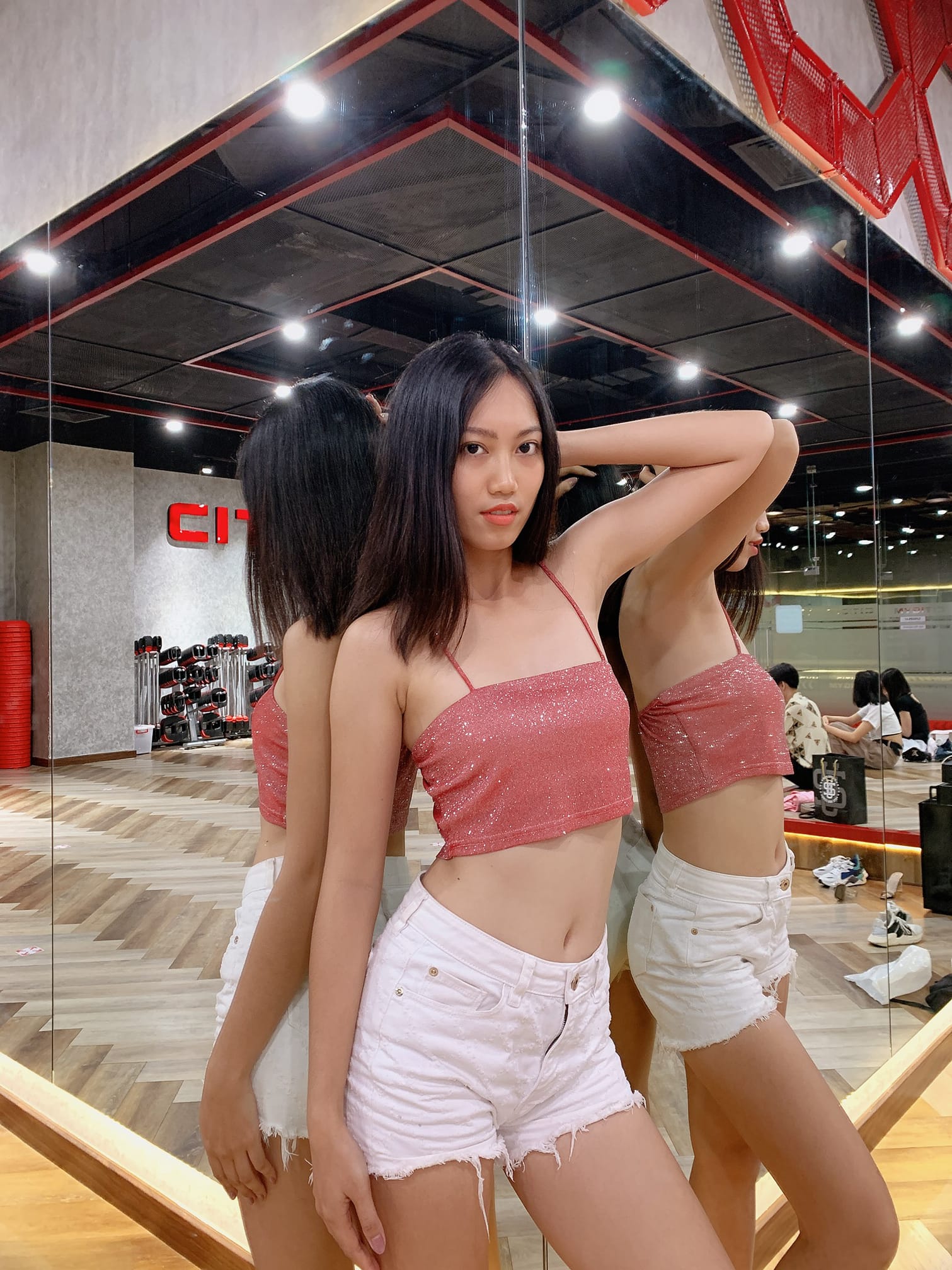 Thí sinh Hoa hậu Việt Nam 2020 có vòng eo nhỏ kỷ lục nhờ chăm "đánh, đấm" - 4