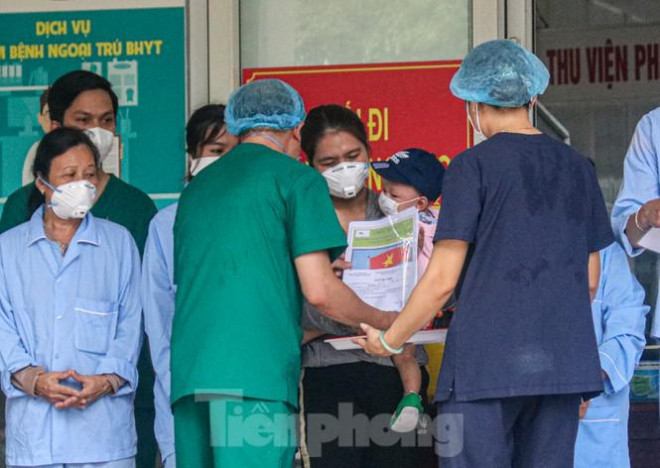 Nghẹn ngào giây phút bé 8 tháng tuổi ở Đà Nẵng chiến thắng COVID-19 về với gia đình - 3