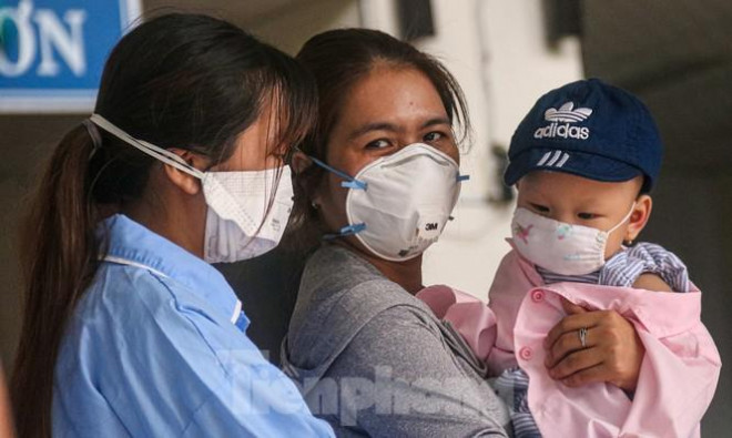 Nghẹn ngào giây phút bé 8 tháng tuổi ở Đà Nẵng chiến thắng COVID-19 về với gia đình - 7