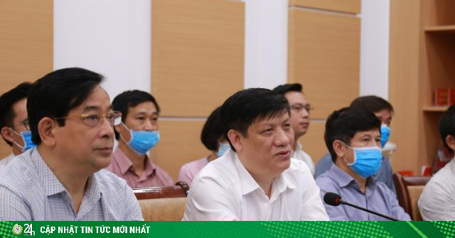 Bộ Y tế tiếp tục cử các giáo sư đầu ngành vào miền Trung để cứu chữa bệnh nhân COVID-19
