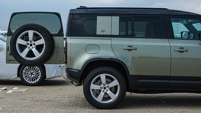 Land Rover Defender thế hệ mới chính thức cập cảng, chưa ra mắt đã cháy hàng tại Việt Nam - 4