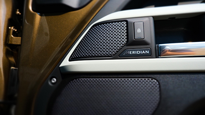 Land Rover Defender thế hệ mới chính thức cập cảng, chưa ra mắt đã cháy hàng tại Việt Nam - 7