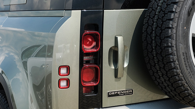 Land Rover Defender thế hệ mới chính thức cập cảng, chưa ra mắt đã cháy hàng tại Việt Nam - 5