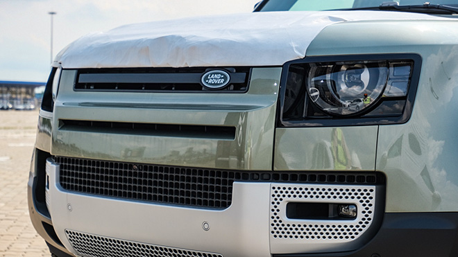 Land Rover Defender thế hệ mới chính thức cập cảng, chưa ra mắt đã cháy hàng tại Việt Nam - 2
