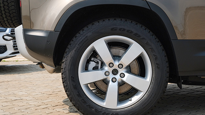 Land Rover Defender thế hệ mới chính thức cập cảng, chưa ra mắt đã cháy hàng tại Việt Nam - 3