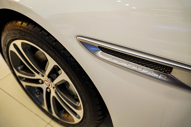 Cận cảnh mẫu xe thể thao Jaguar XE mới nhất tại Việt Nam, giá bán hơn 2,7 tỷ đồng - 8