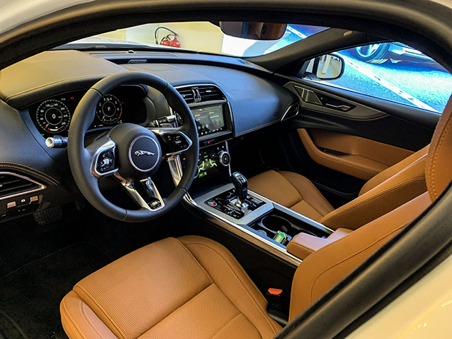 Cận cảnh mẫu xe thể thao Jaguar XE mới nhất tại Việt Nam, giá bán hơn 2,7 tỷ đồng - 11