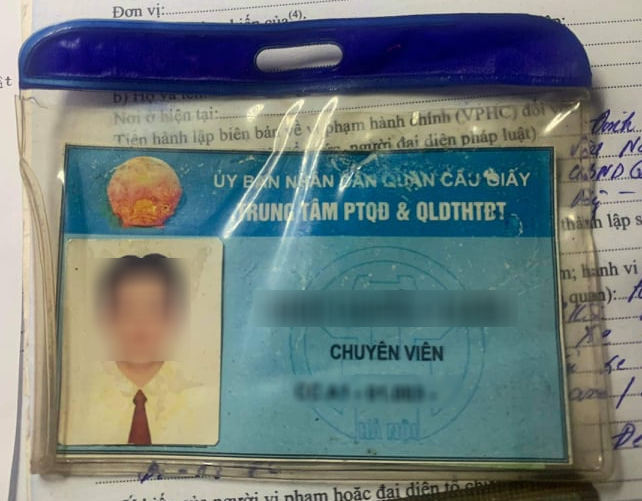 Vi phạm nồng độ cồn, tài xế rút thẻ chuyên viên xin CSGT bỏ qua - 2