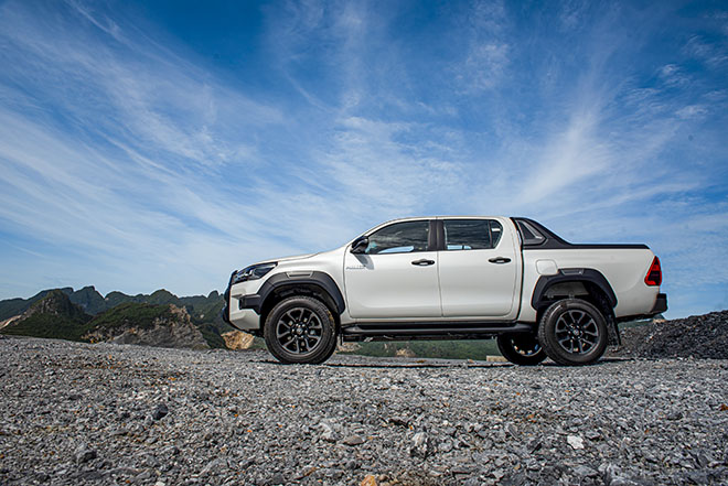 Toyota Hilux 2020 ra mắt tại Việt Nam, giá 921 triệu đồng - 2