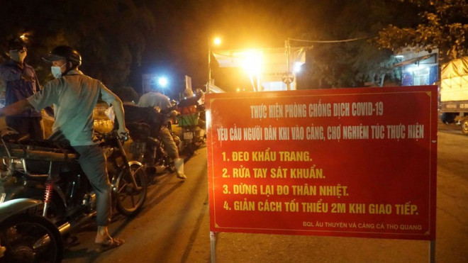 Ngư dân Đà Nẵng xếp hàng "xuyên đêm" chờ lấy mẫu xét nghiệm - 2