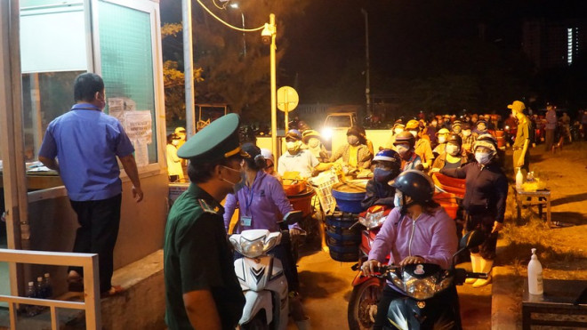 Ngư dân Đà Nẵng xếp hàng "xuyên đêm" chờ lấy mẫu xét nghiệm - 3