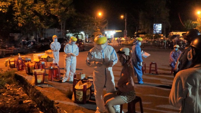 Ngư dân Đà Nẵng xếp hàng "xuyên đêm" chờ lấy mẫu xét nghiệm - 4