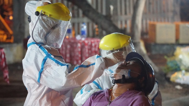 Ngư dân Đà Nẵng xếp hàng "xuyên đêm" chờ lấy mẫu xét nghiệm - 5