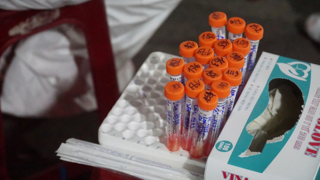 Ngư dân Đà Nẵng xếp hàng "xuyên đêm" chờ lấy mẫu xét nghiệm - 6