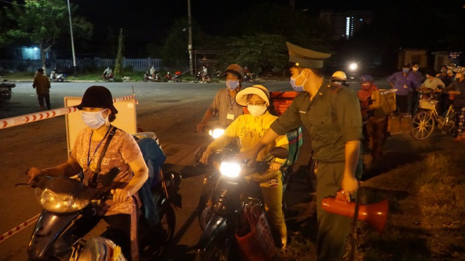 Ngư dân Đà Nẵng xếp hàng "xuyên đêm" chờ lấy mẫu xét nghiệm - 7