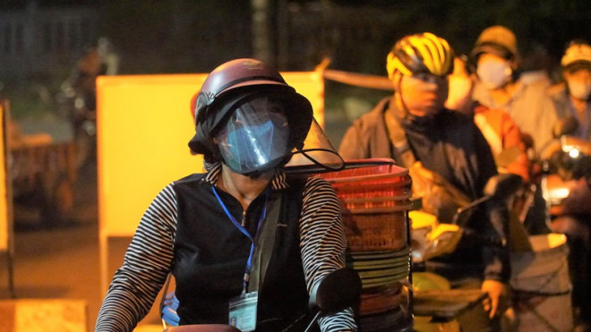 Ngư dân Đà Nẵng xếp hàng "xuyên đêm" chờ lấy mẫu xét nghiệm - 8