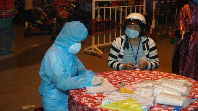 Ngư dân Đà Nẵng xếp hàng "xuyên đêm" chờ lấy mẫu xét nghiệm - 9