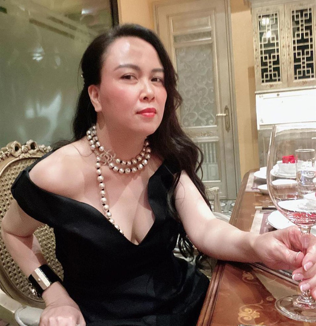 Bà xã Quách Ngọc Ngoan là nữ đại gia có tiếng trong showbiz Việt, quen thân với nhiều nghệ sĩ. Phượng Chanel từng đổ vỡ hôn nhân, có con gái, lại hơn Quách Ngọc Ngoan 7 tuổi nhưng luôn được ông xã dành nhiều lời ca ngợi. Cả hai tâm đầu ý hợp trong cuộc sống.
