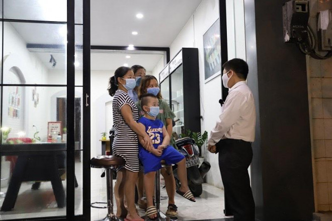 Nửa đêm, người dân đội mưa chờ nghe lệnh dỡ bỏ phong tỏa phòng chống Covid-19 - 4