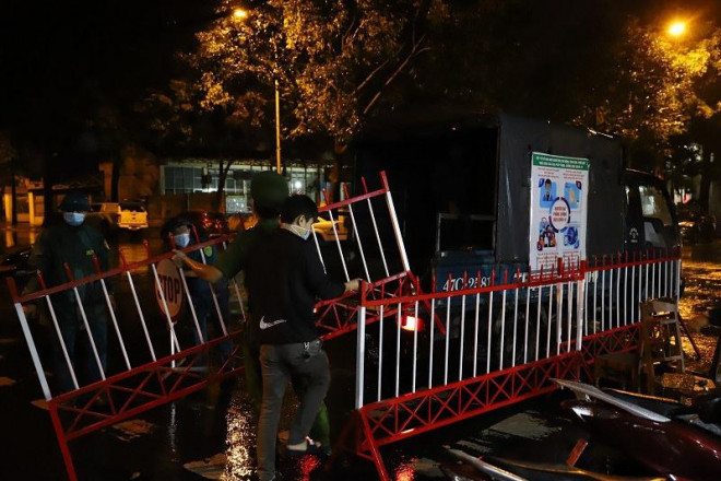 Nửa đêm, người dân đội mưa chờ nghe lệnh dỡ bỏ phong tỏa phòng chống Covid-19 - 5