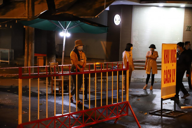 Nửa đêm, người dân đội mưa chờ nghe lệnh dỡ bỏ phong tỏa phòng chống Covid-19 - 6