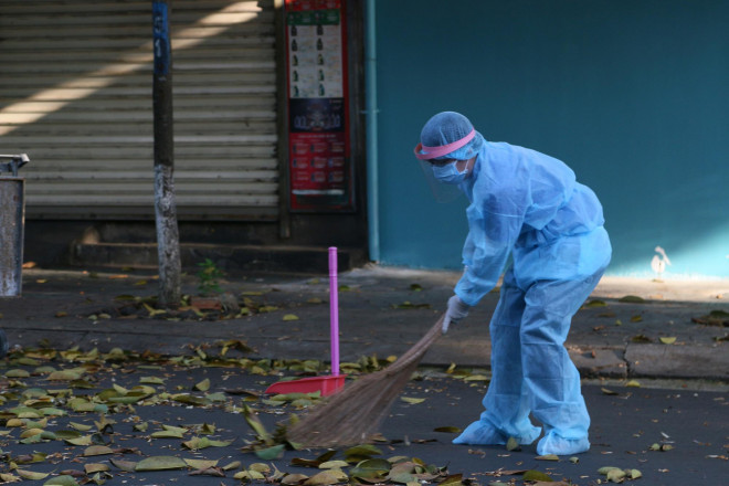 Nửa đêm, người dân đội mưa chờ nghe lệnh dỡ bỏ phong tỏa phòng chống Covid-19 - 7