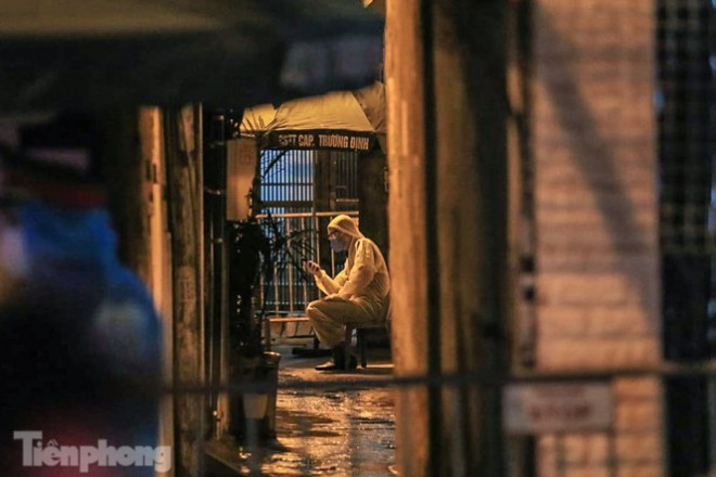 Phong tỏa ngõ trên phố Trương Định có người nghi mắc COVID-19 trong đêm - 2