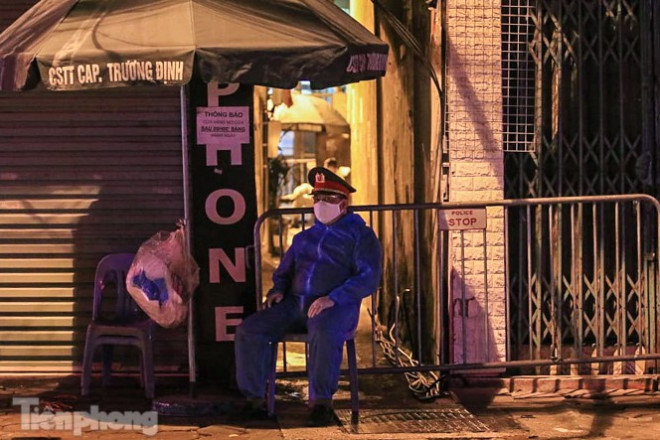 Phong tỏa ngõ trên phố Trương Định có người nghi mắc COVID-19 trong đêm - 3
