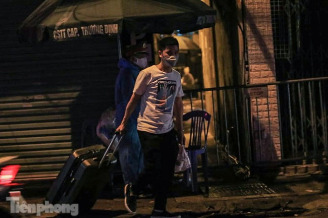 Phong tỏa ngõ trên phố Trương Định có người nghi mắc COVID-19 trong đêm - 5