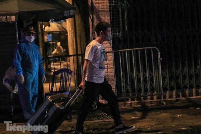 Phong tỏa ngõ trên phố Trương Định có người nghi mắc COVID-19 trong đêm - 6