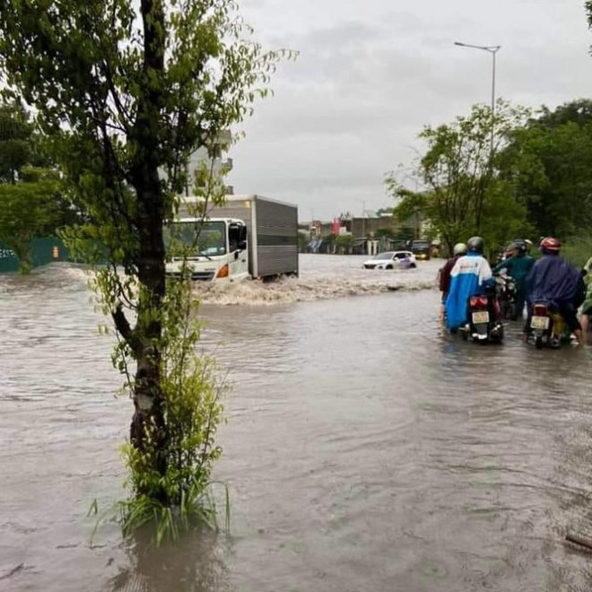 Hạ Long lại &#39;thất thủ&#39; sau mưa lớn: Sát biển sao đường phố vẫn chìm sâu trong nước? - 1