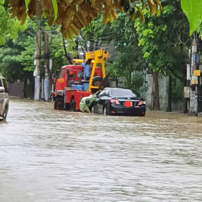 Hạ Long lại 'thất thủ' sau mưa lớn: Sát biển sao đường phố vẫn chìm sâu trong nước? - 3