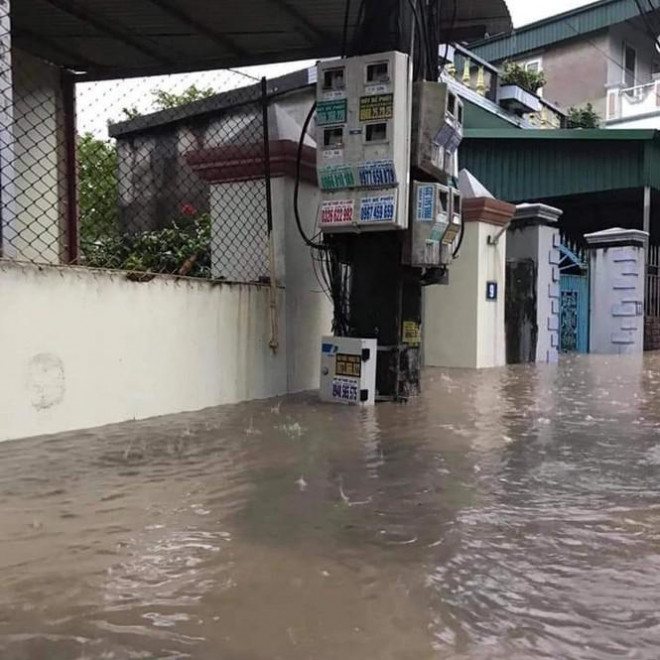 Hạ Long lại 'thất thủ' sau mưa lớn: Sát biển sao đường phố vẫn chìm sâu trong nước? - 4