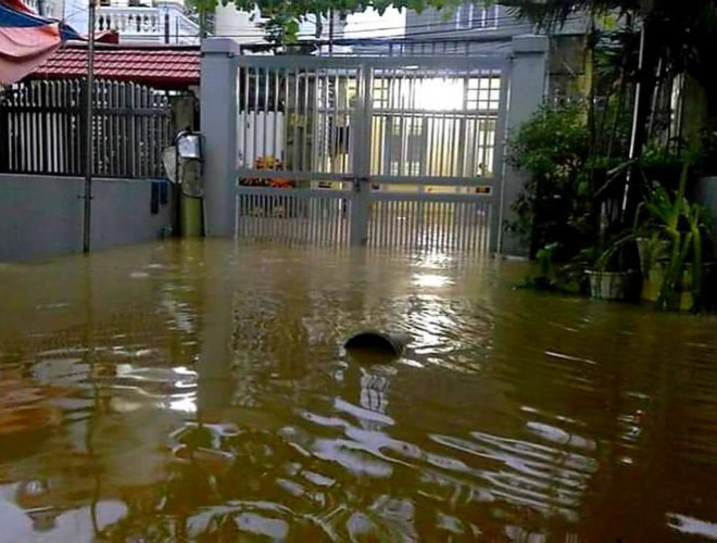 Hạ Long lại 'thất thủ' sau mưa lớn: Sát biển sao đường phố vẫn chìm sâu trong nước? - 5