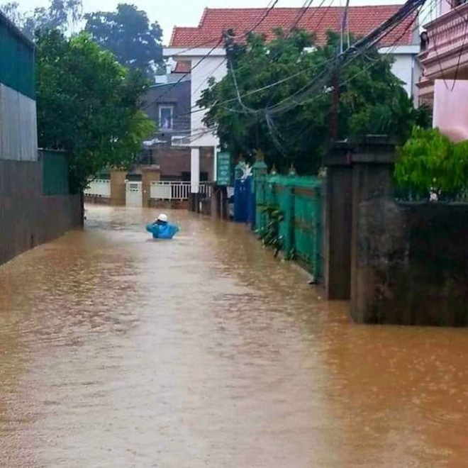 Hạ Long lại 'thất thủ' sau mưa lớn: Sát biển sao đường phố vẫn chìm sâu trong nước? - 6