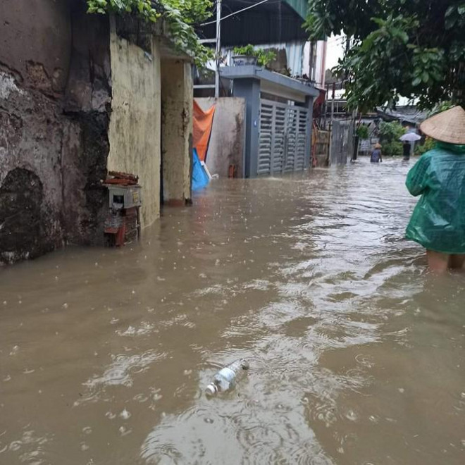 Hạ Long lại 'thất thủ' sau mưa lớn: Sát biển sao đường phố vẫn chìm sâu trong nước? - 7