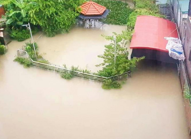 Hạ Long lại 'thất thủ' sau mưa lớn: Sát biển sao đường phố vẫn chìm sâu trong nước? - 8