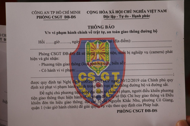 CSGT TP.HCM dán thông báo vi phạm lên 2 xế hộp - 5