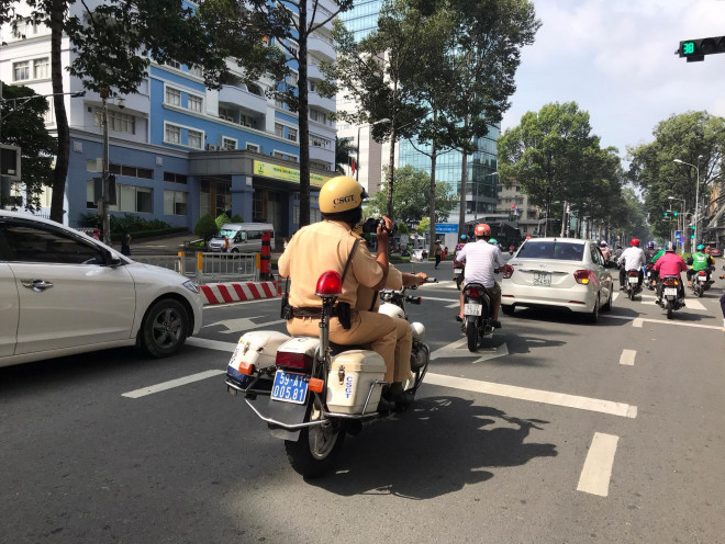 CSGT TP.HCM dán thông báo vi phạm lên 2 xế hộp - 4