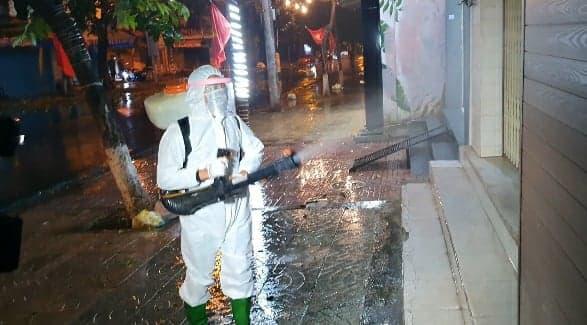 Nửa đêm, người dân đội mưa chờ nghe lệnh dỡ bỏ phong tỏa phòng chống Covid-19 - 3