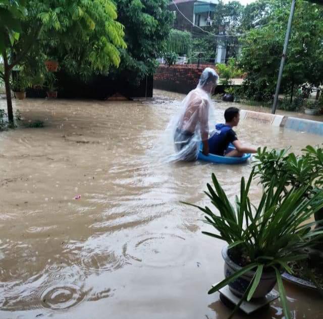 Hạ Long lại 'thất thủ' sau mưa lớn: Sát biển sao đường phố vẫn chìm sâu trong nước? - 9