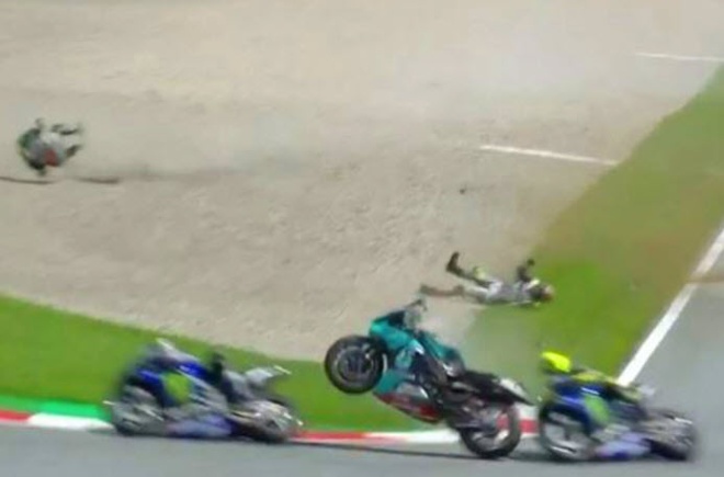 Đáng sợ tai nạn MotoGP: Thoát nạn thần kỳ, Valentino Rossi may mắn - 1